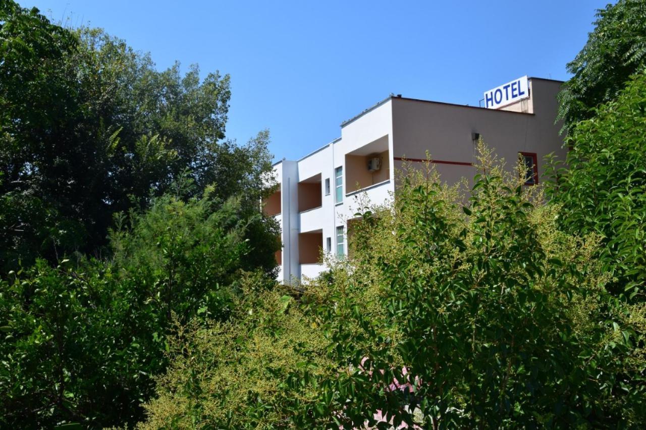 דורס Hotel Ceka מראה חיצוני תמונה